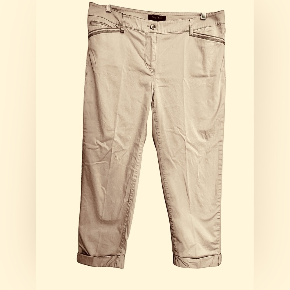 White House Black Market Stylish Tan Cropped Pants
Pockets cuffs zip button